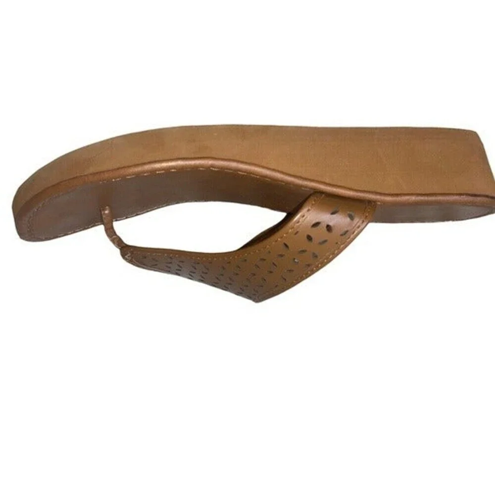 DB brands Brown faux leather lazer cut semi-platform small wedge flip flops SZ 7